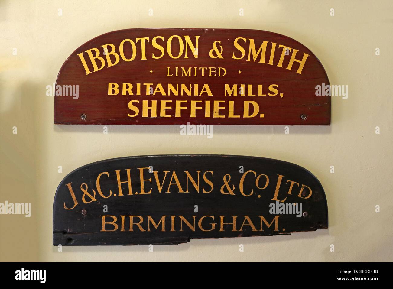 Historische Namensschilder des Getreidehändlers Ibbotson & Smith Ltd aus Sheffield und J & C H Evans & Co Ltd aus Birmingham im Leeds Corn Exchange, Leeds Stockfoto