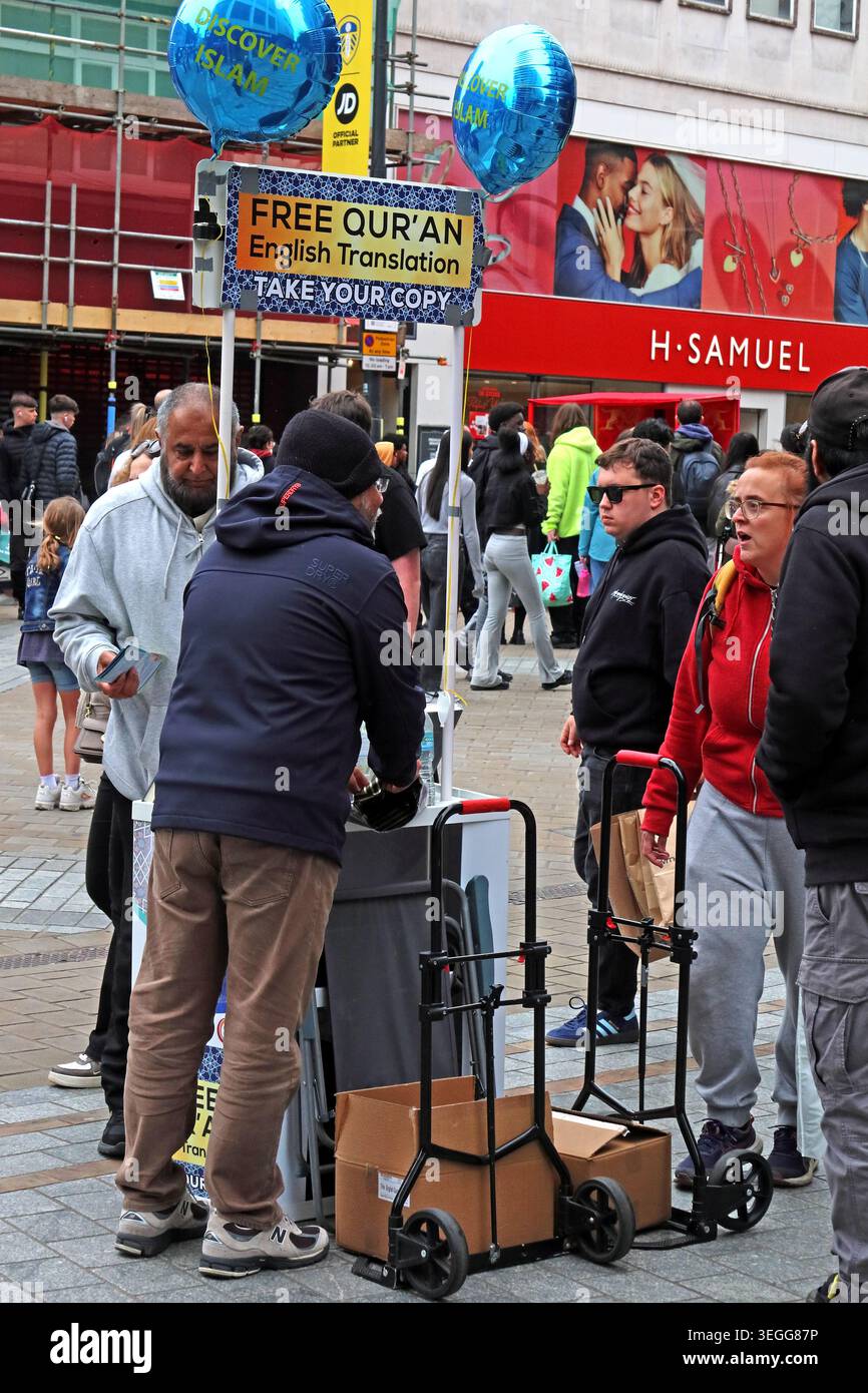 Kostenloser Qur'an-Übersetzungsstand auf Briggate, Leeds, mit Ballons und Passanten im Stadtzentrum. Stockfoto