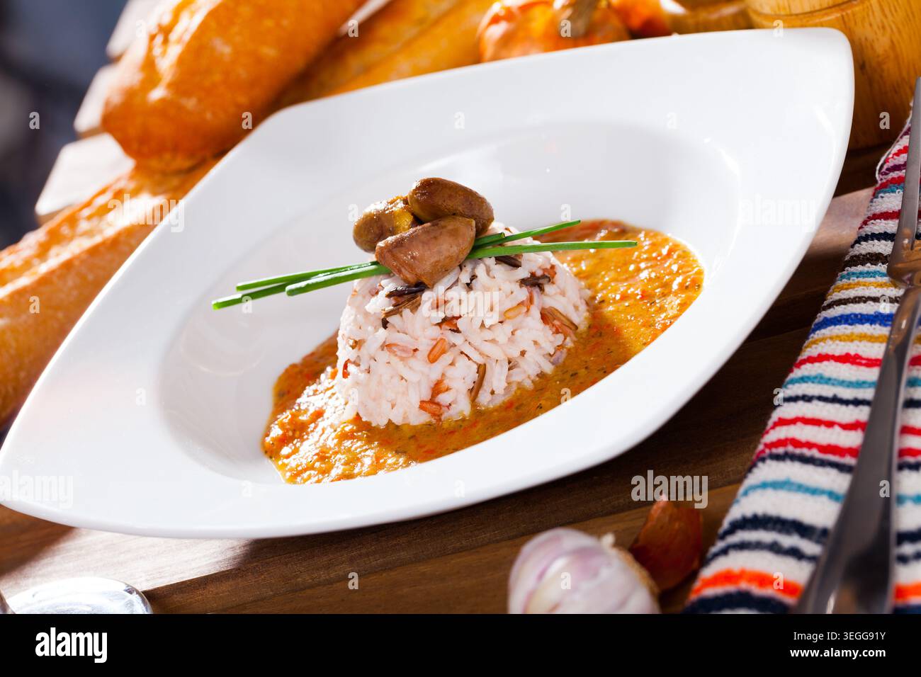 Gebratene Hähnchenherzen, serviert mit Reis und cremiger Tomatensoße Stockfoto