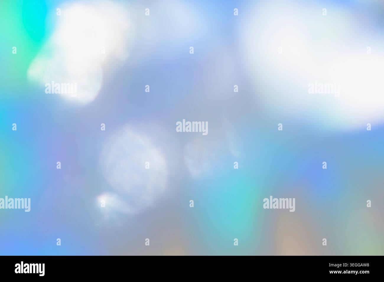 Holografische, blau-weiße Bokeh-Lichtreflexe Stockfoto