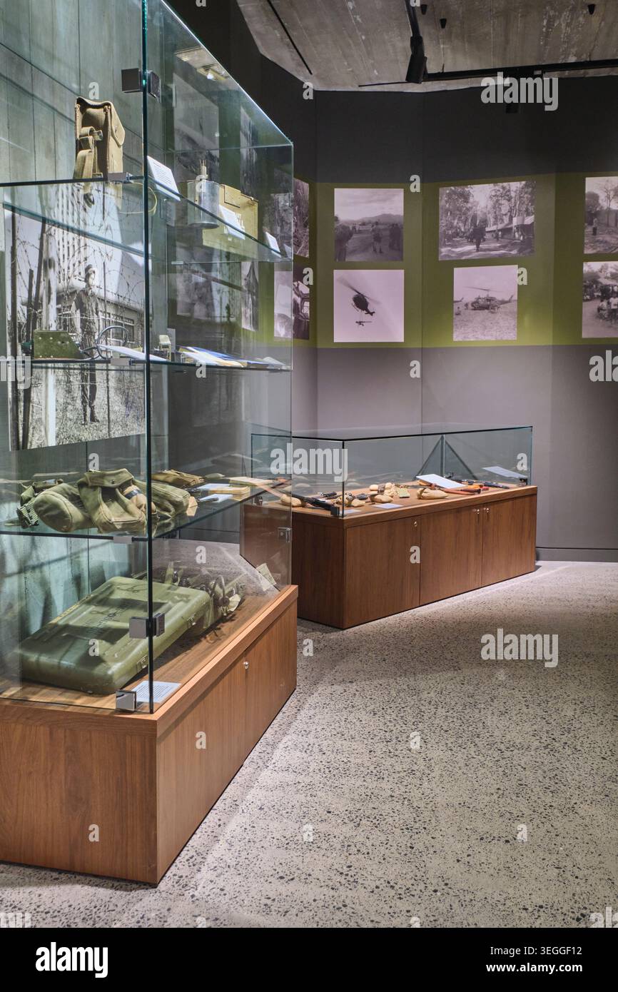 Kisten gefüllt mit typischen Vorräten für einen Soldaten. In einer Ausstellung über den Vietnamkrieg. Im Rocky Hill war Memorial and Museum in Goulburn, Australien. Stockfoto