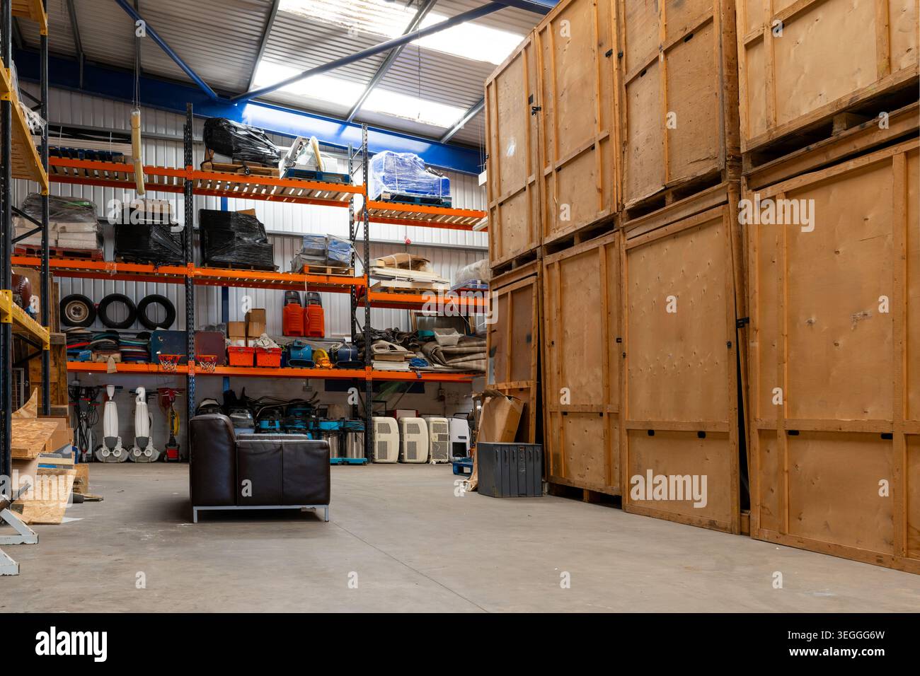 Innenraum des Industrielagers mit Regalen, Lagergeräten und offener Fläche in gewerblicher Lager- und Logistikumgebung Stockfoto
