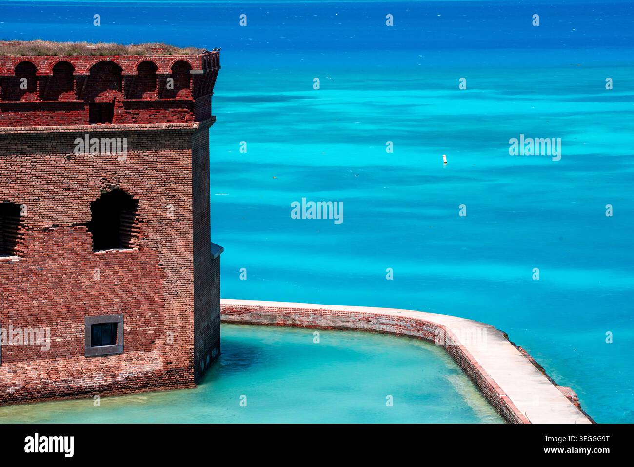 Fort Jefferson rote Backsteinmauer mit Blick auf das blaue Wasser des Golfs Stockfoto