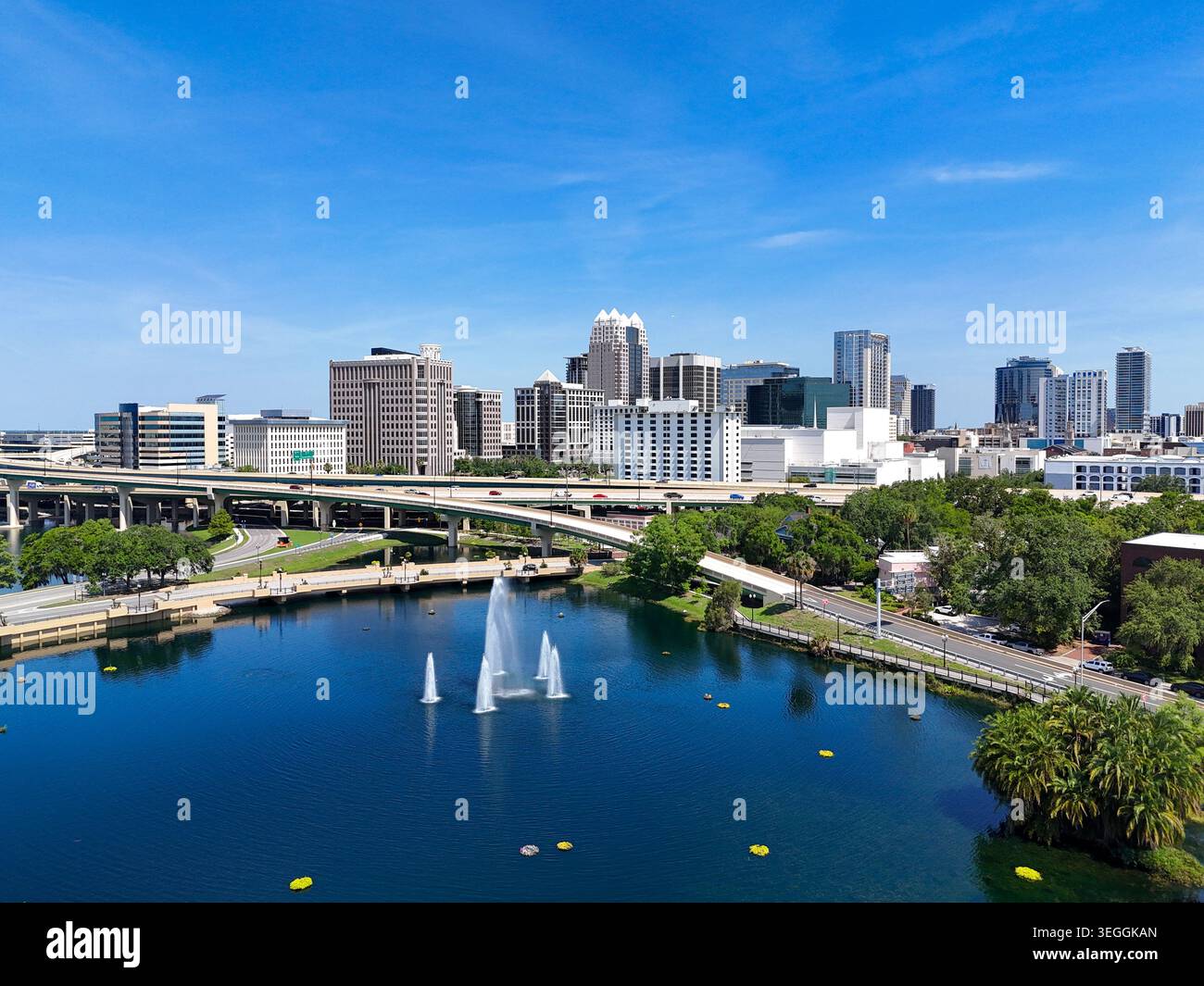 Blick über den Brunnen des Vierwaldstättersees und die Innenstadt-Skyline von Orlando im Orange County, Orlando, Florida, USA. Stockfoto