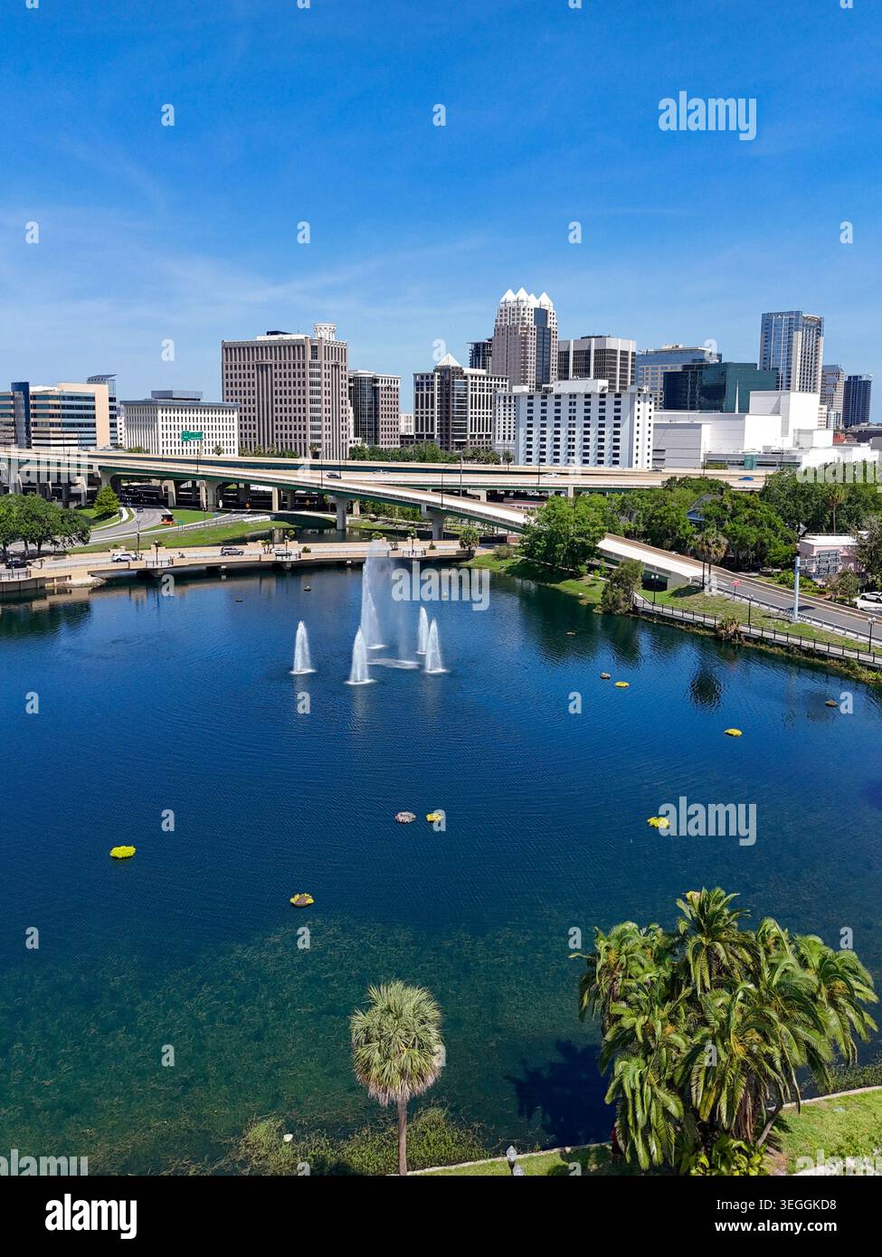 Der Luganer See und die Innenstadt-Skyline von Orlando mit Wohn- und Geschäftsgebäuden in Orange County, Orlando, Florida, USA. Stockfoto