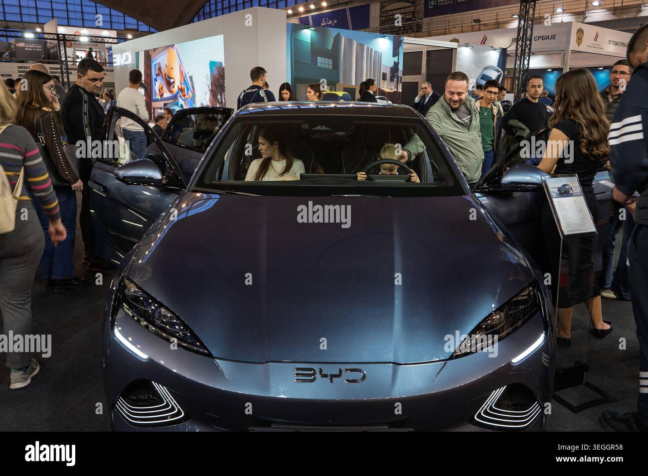 BELGRAD, SERBIEN - 22. MÄRZ 2026: BYD Elektroauto in einem Händler in Belgrad, während Besucher und potenzielle Käufer das Auto inspizieren, ist BYD ein chinesischer Au Stockfoto