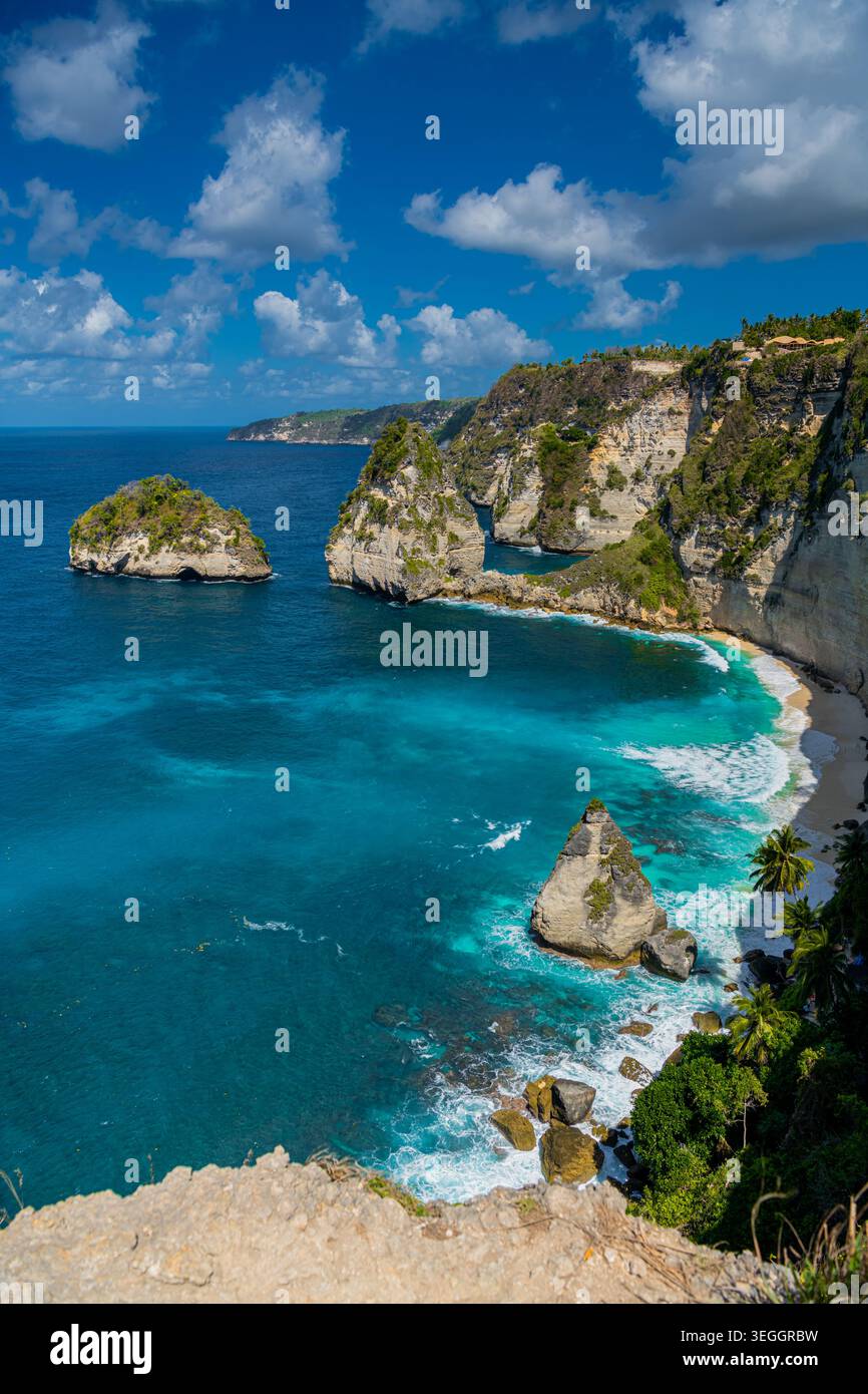 Atemberaubende Aussicht auf die Diamond Beach gebadet vom türkisfarbenen Meer bei einem wunderschönen Sonnenaufgang. Diamond Beach ist einer unberührten, weißen Sand und seidiges Blau ... Stockfoto