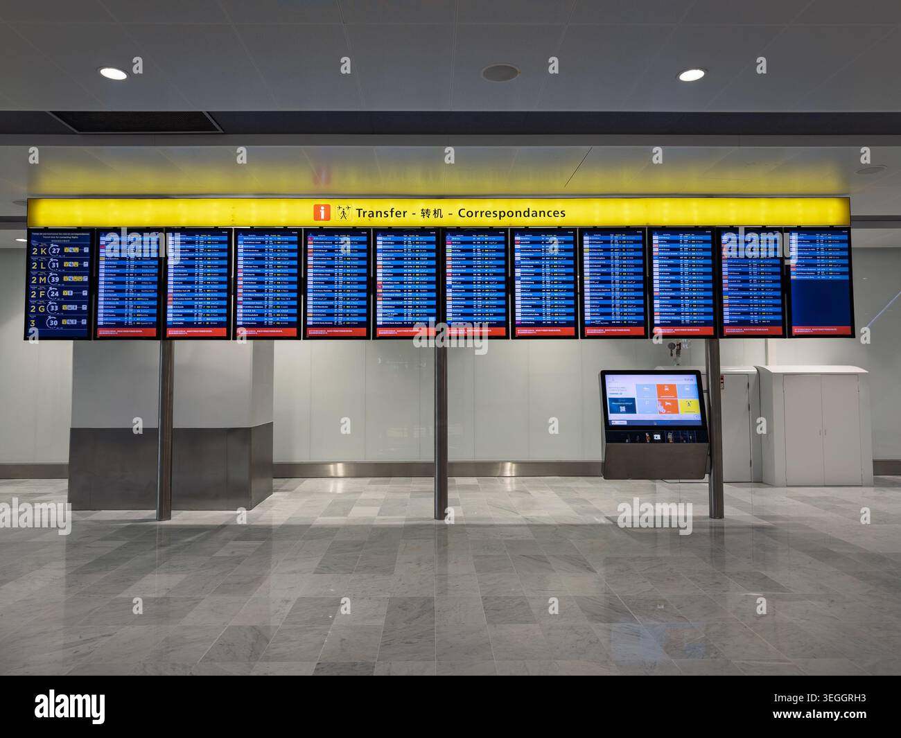 PARIS, FRANKREICH - 6. MÄRZ 2026: Transfer- und Abflugtafeln am Flughafen Paris Charles de Gaulle mit Informationen zur Flugverbindung und Wegsuche Stockfoto