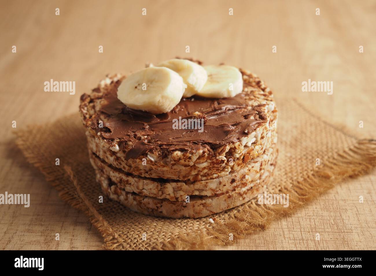 Snack mit Banane auf Reiskuchen mit Kakaoaufstrich Stockfoto