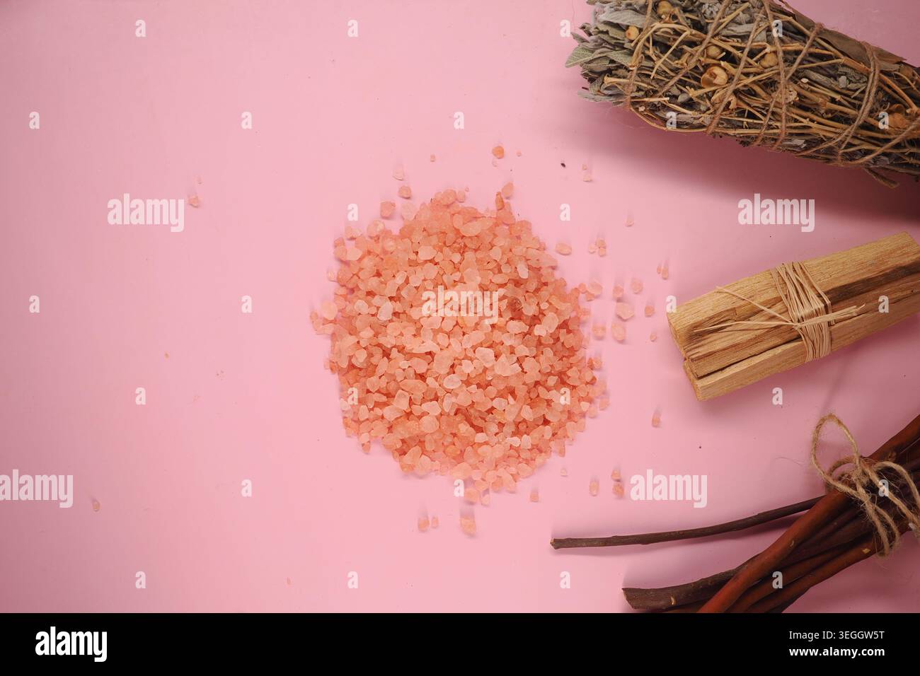 Salz und Kräuter auf rosafarbenem Hintergrund für natürliche Heilung Stockfoto