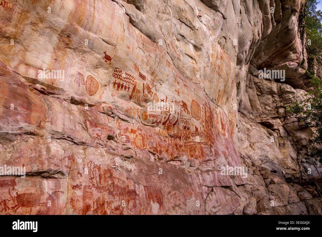 Farbenfrohe Felskunstbilder mit antiken Symbolen und Figuren, in den Stein im Cerro Azul, Kolumbien. Stockfoto