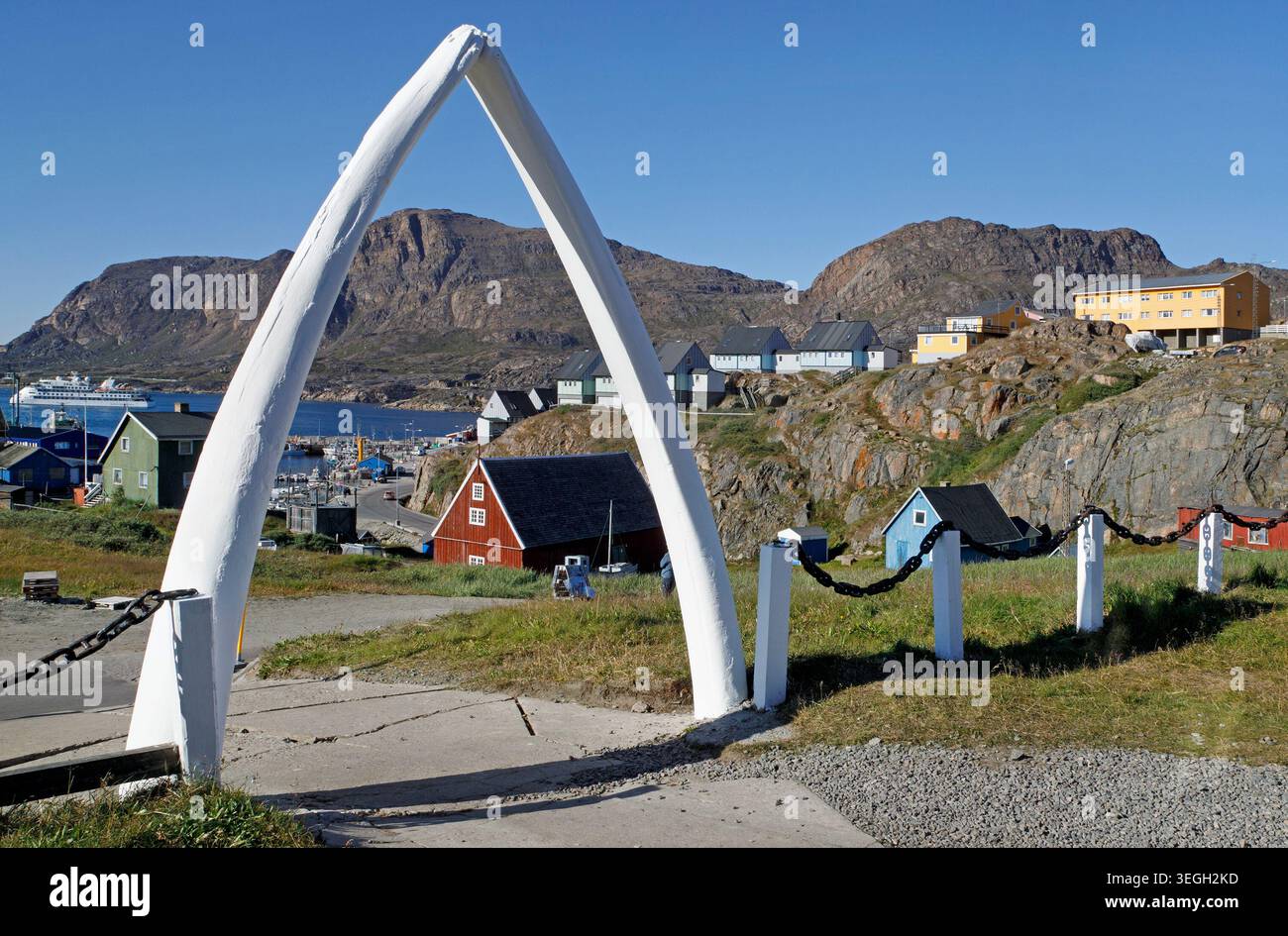 Das Tor aus Wal-Kieferknochen im Sisimiut Museum überblickt die Stadt, den Hafen und die Berge, Grönland Stockfoto