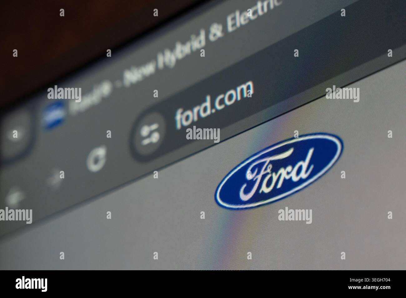 18. April 2026 - Taschkent, Usbekistan: Nahaufnahme der Ford-Website auf einem digitalen Bildschirm mit Logo- und Browseroberflächenelementen. Stockfoto