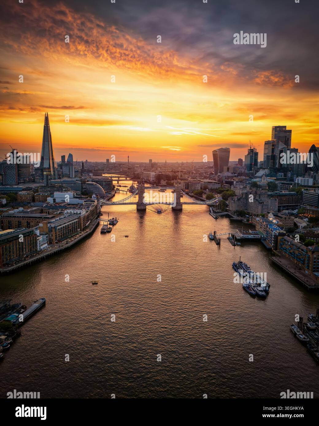 Blick aus der Vogelperspektive auf die Londoner Skyline mit Tower Bridge und City bei Sonnenuntergang Stockfoto