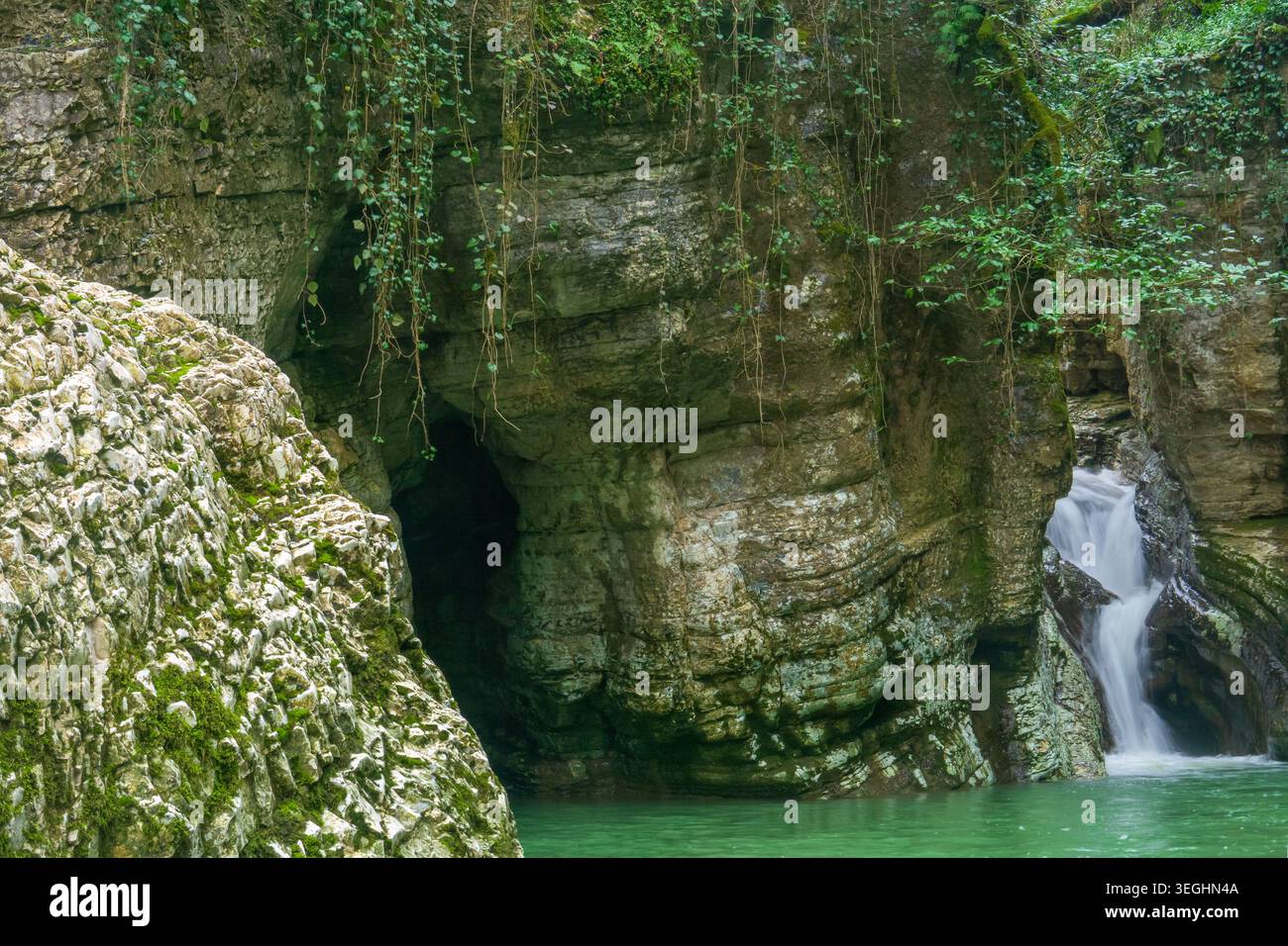 Wasserfall im Canyon im tiefen Wald Stockfoto