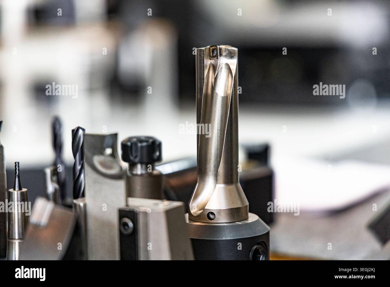 Präzisions-CNC-Fräswerkzeug in der industriellen Werkstatt Stockfoto