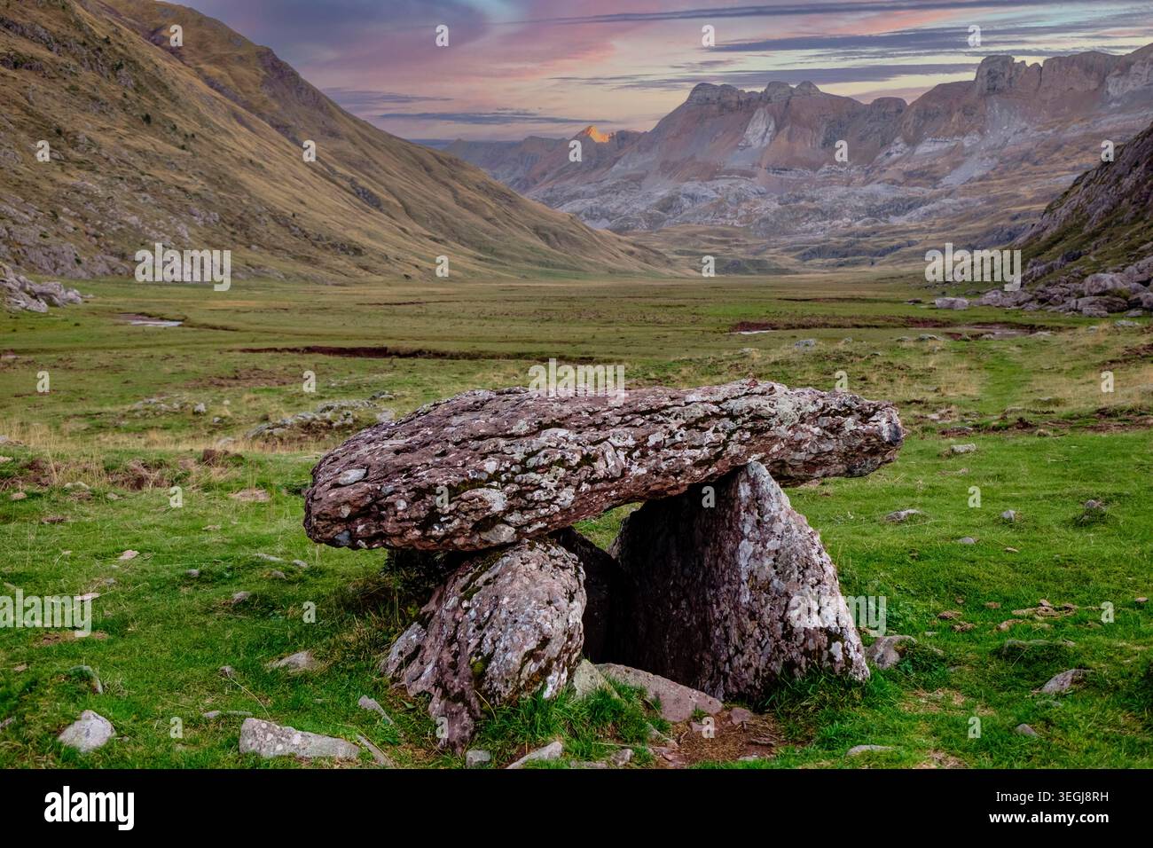 Dolmen von Achar de Aguas Tuertas , Aguas Tuertas dolmen, Guarrinza, Tal von Hecho, westliche Täler, Pyrenäengebirge, Provinz Huesca, Aragon, Spanien Stockfoto