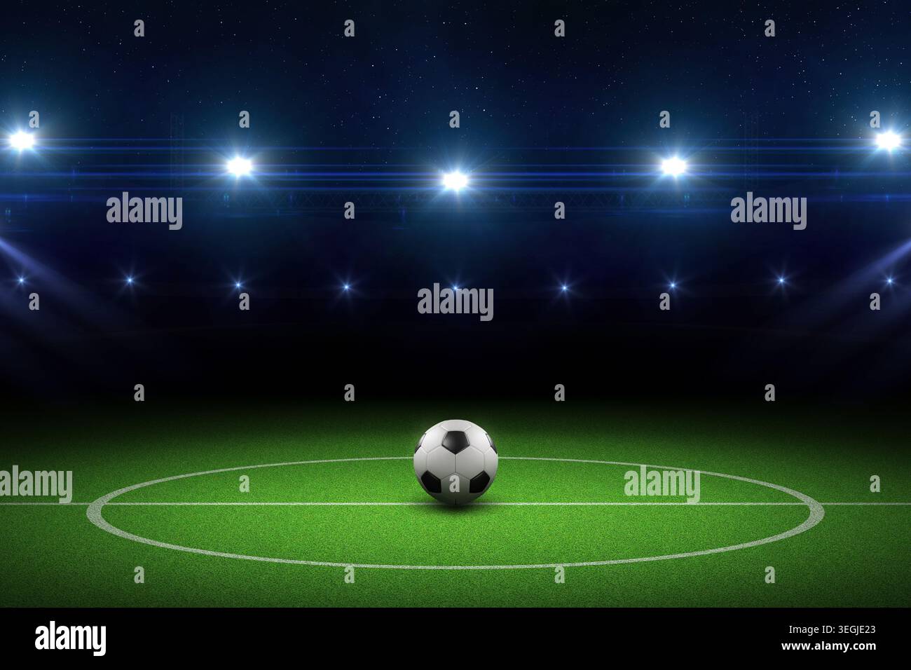 Nachtfußballstadion beleuchtet durch leistungsstarke Flutlichter mit grünem Grasfeld und Fußball. Fußballstadion mit Flutlichtern. Stockfoto