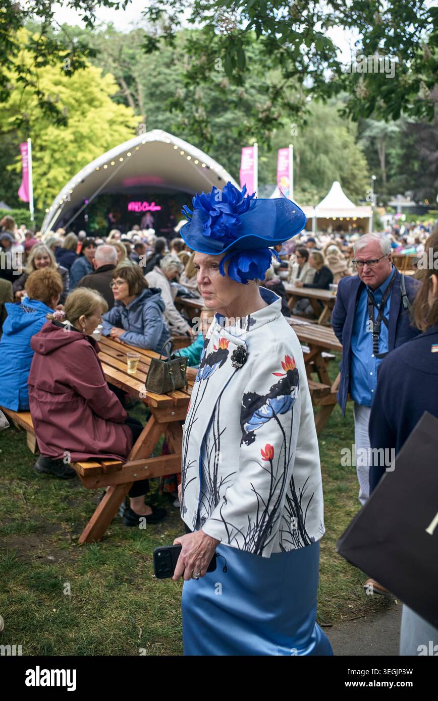 Foto: John Angerson auf der RHS Chelsea Flower Show treffen sich Besucher um zeitgenössische Containergarten-Ausstellungen, die modernste Produkte hervorheben Stockfoto