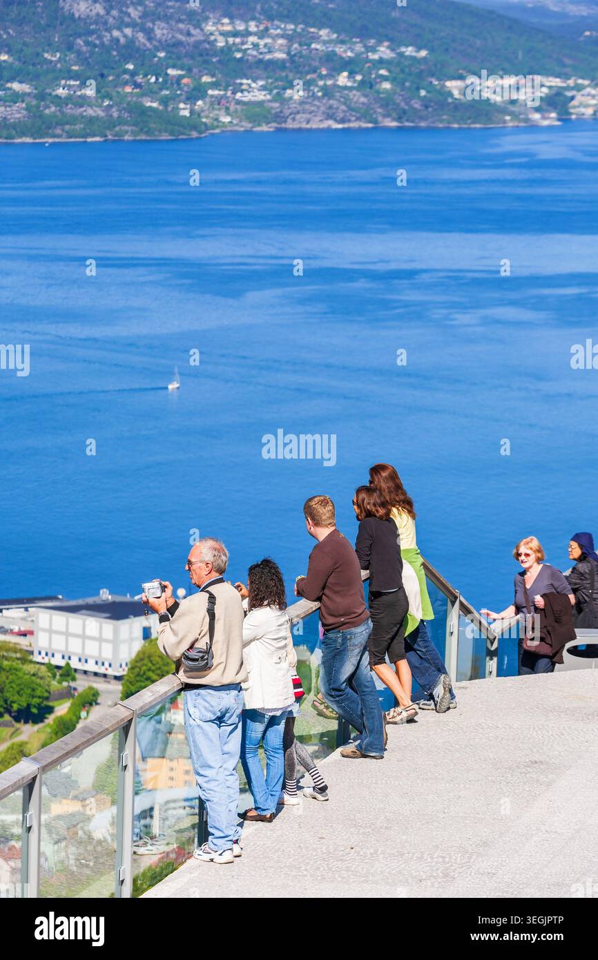 Leute an einem Aussichtspunkt in der Nähe von Bergen in Norwegen Stockfoto