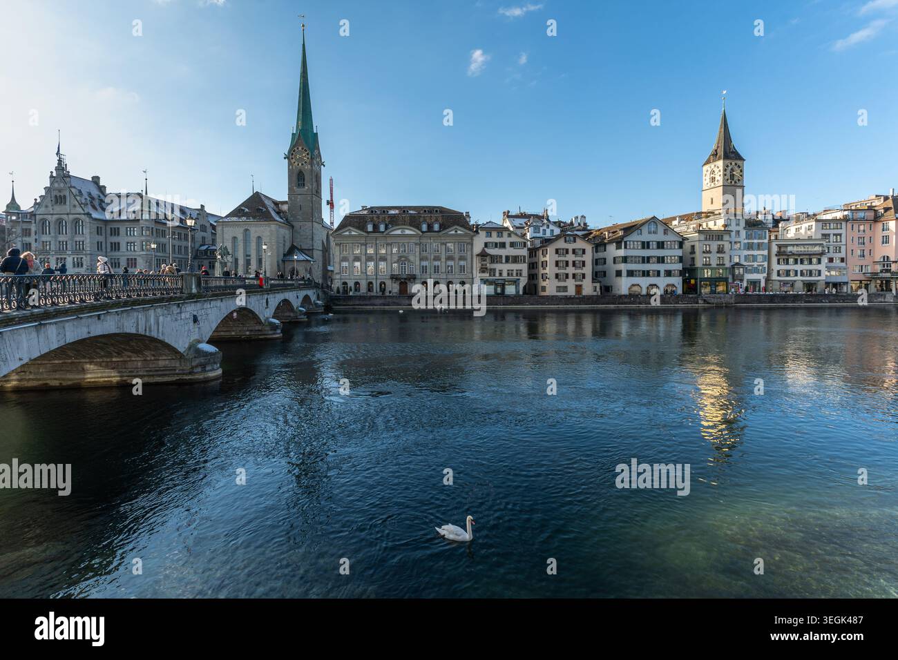 Blick von einer Brücke über die Limmat in Zürich mit Blick auf das Fraumunster und die St. Peter Kirche, Schweiz Stockfoto