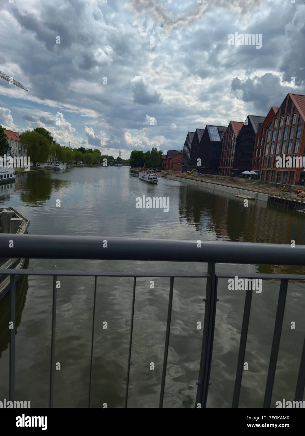 Brücke über den Fluss - Smartphone-aufgenommenes Stockfoto