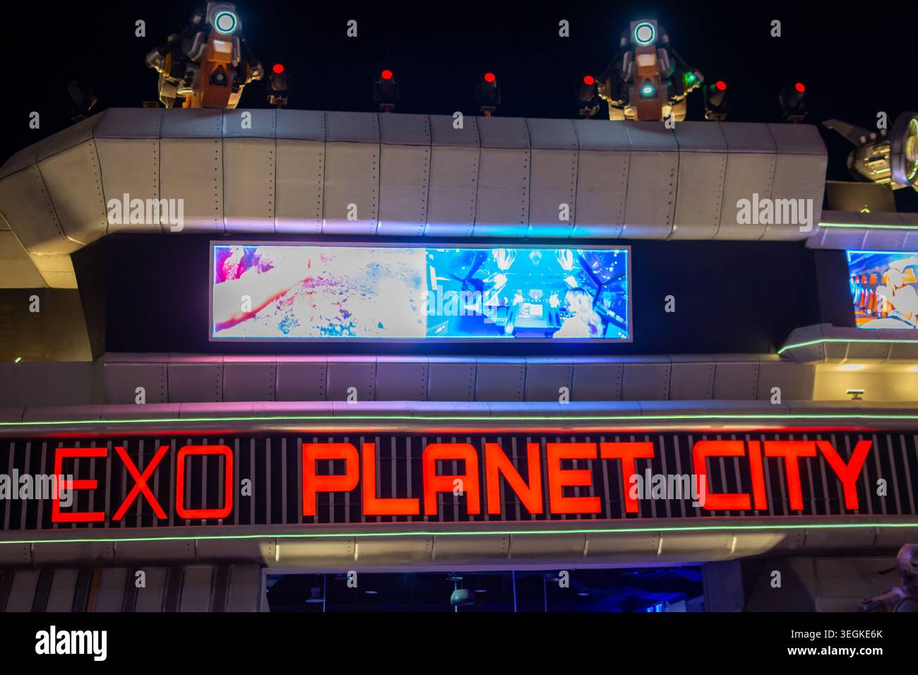 Global Village, Dubai, VAE - 23. November 2025: Eingang der Attraktion „EXO Planet City“, beleuchtet mit futuristischen roten und blauen LED-Lichtern in Globa Stockfoto