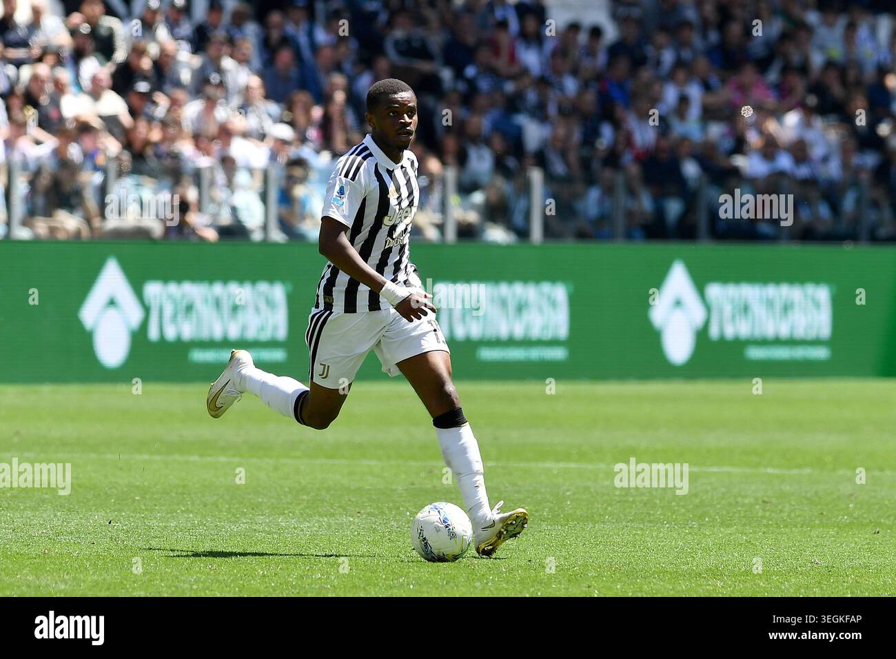 IPA84900714: Pierre Kalulu von Juventus FC während des Spiels der Serie A 2025/26 zwischen Juventus FC und ACF Fiorentina im Allianz Stadium am 17. Mai 2026 in Turin, Italien - ph Giuliano Marchisciano Stockfoto