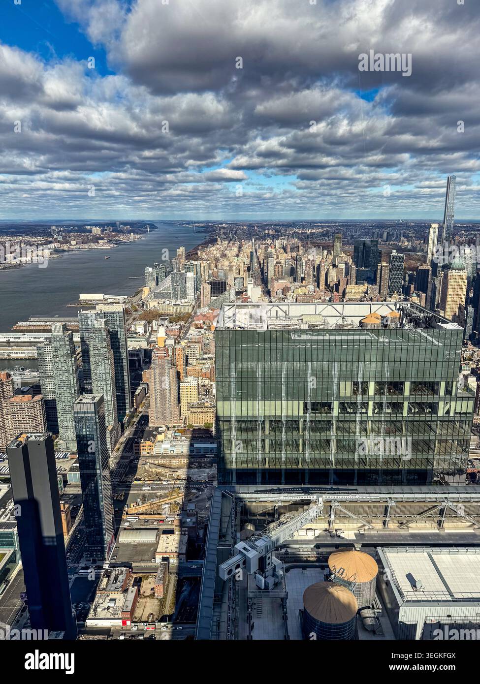 Panoramablick auf die Skyline von Manhattan und den Hudson River in New York City unter dramatischen Wolken an einem klaren Tag in den USA. - Smartphone-aufgenommenes Stockfoto
