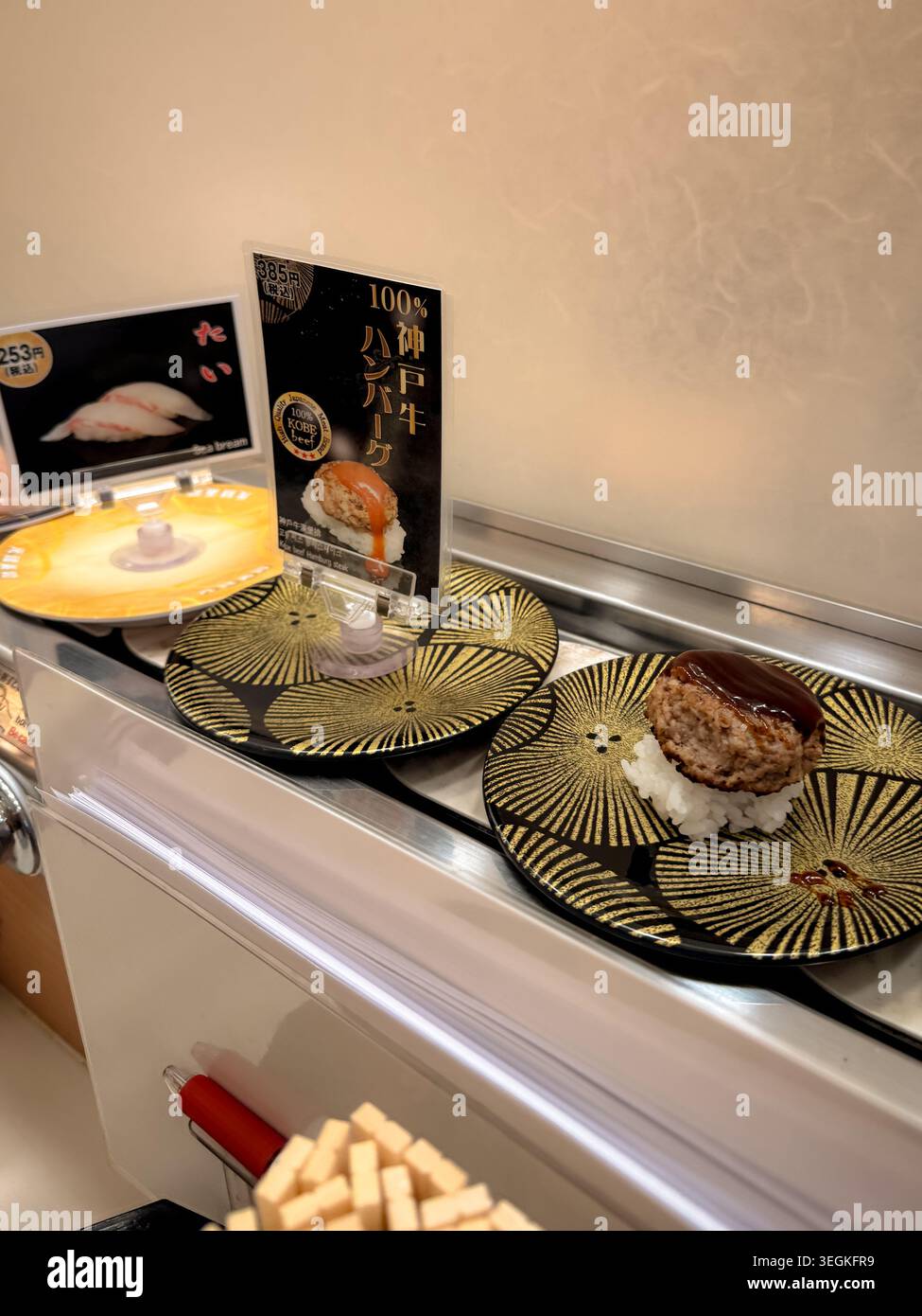 Fördern Sie Sushi-Gerichte in einem Restaurant in Osaka, Japan. Stockfoto