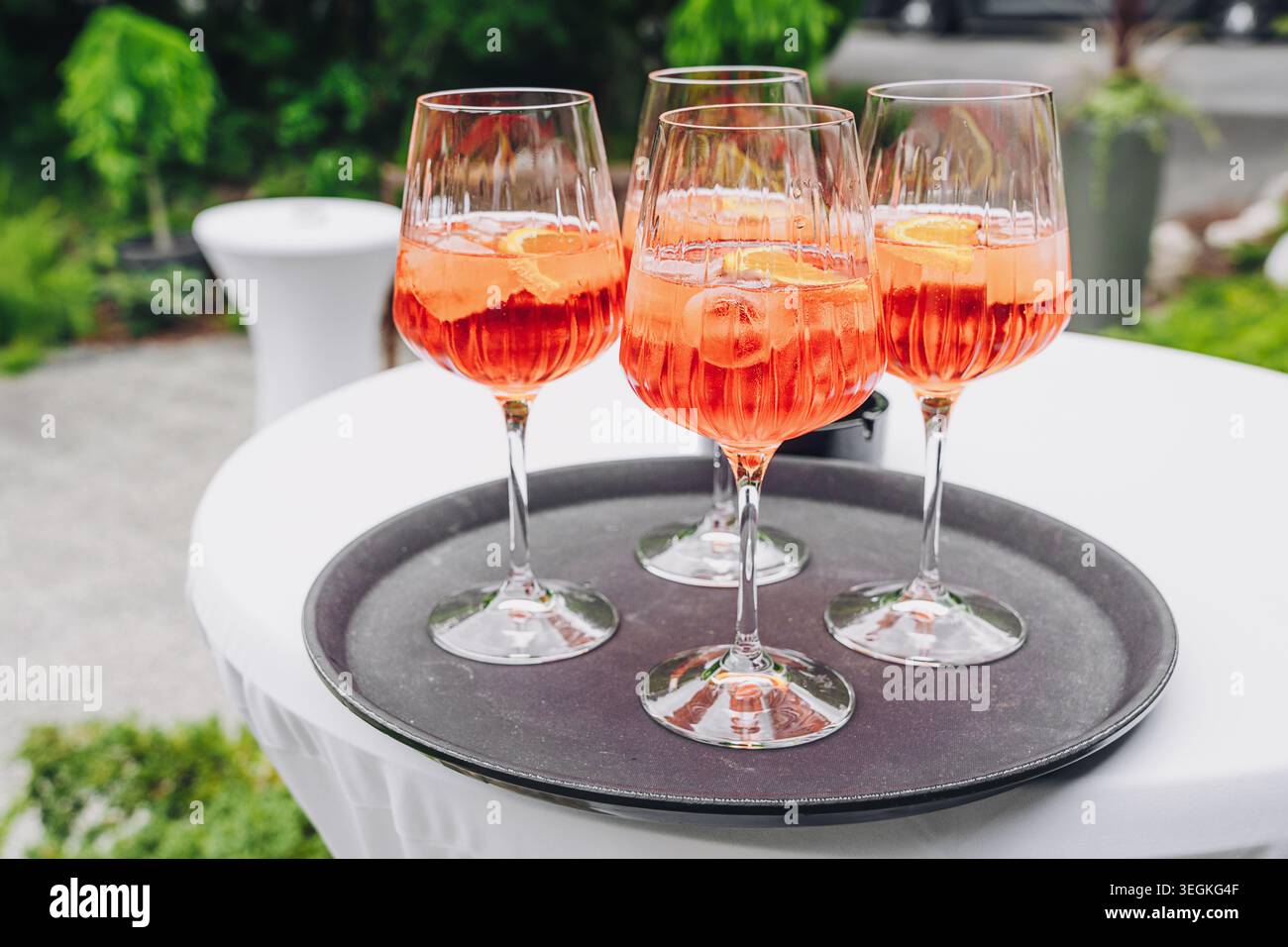 Ein Glas aperol Spritz am Esstisch. Stockfoto