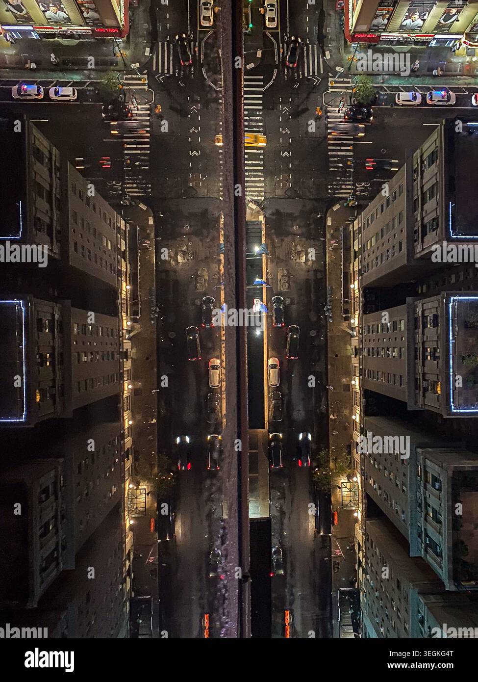 Nächtliche Luftaufnahme einer Kreuzung mit Manhattan Street in New York City, USA, mit Stadtverkehr, beleuchteten Straßen und hohen Wohngebäuden. - Smartphone-aufgenommenes Stockfoto