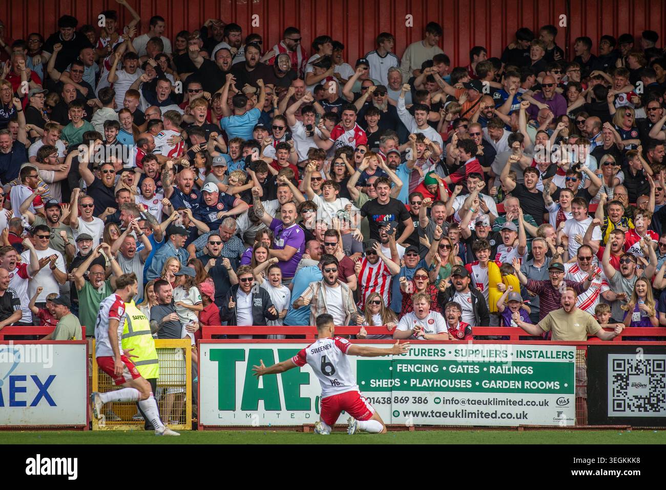 Fußball- und Fußballspieler feiert ein Tor vor freudiger Freude und feiert Fans und Fans beim Spiel der unteren Liga in England Stockfoto