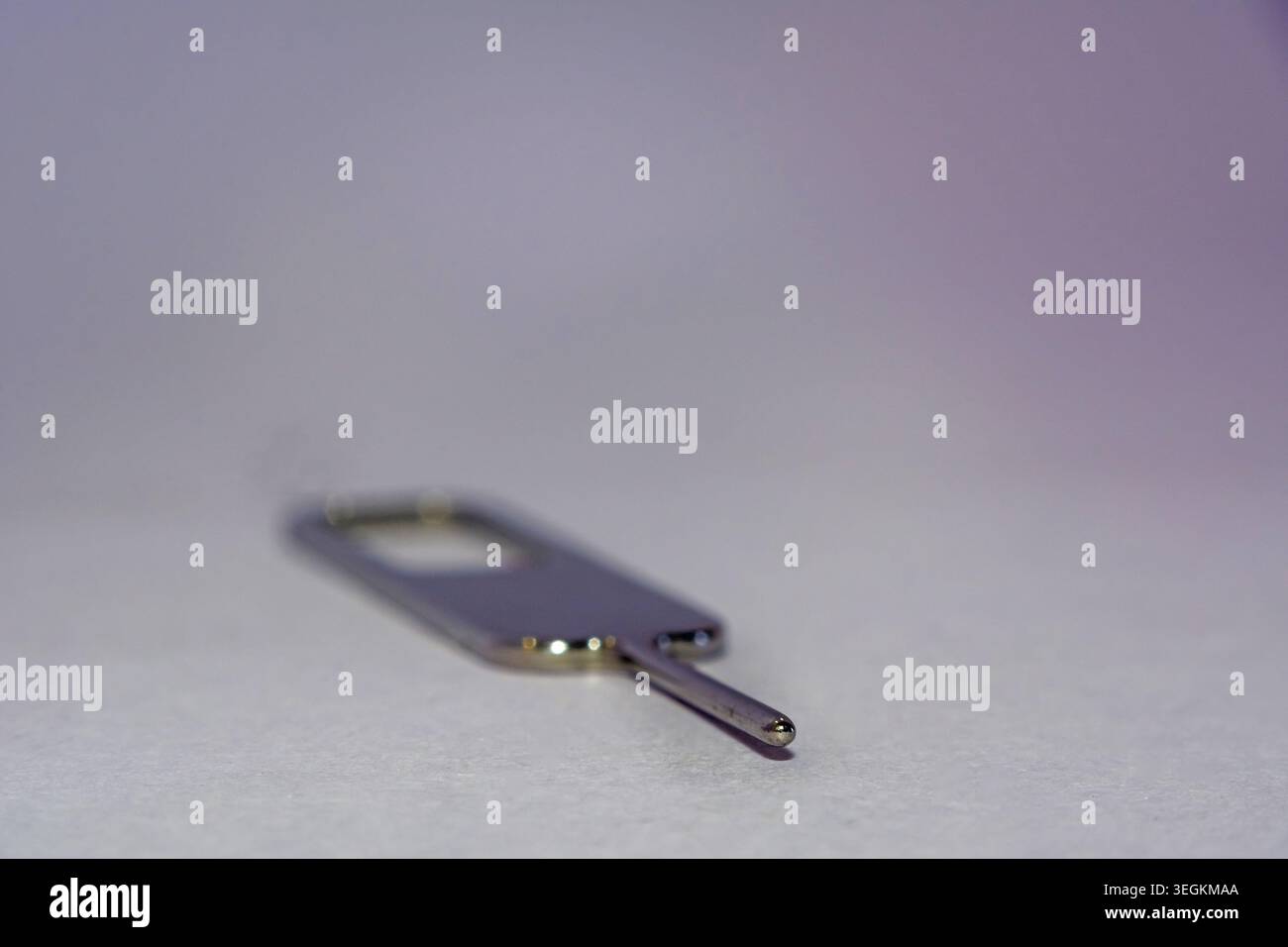 Nahaufnahme der Nano-SIM-Karte Auswerfer auf weißem Hintergrund Stockfoto