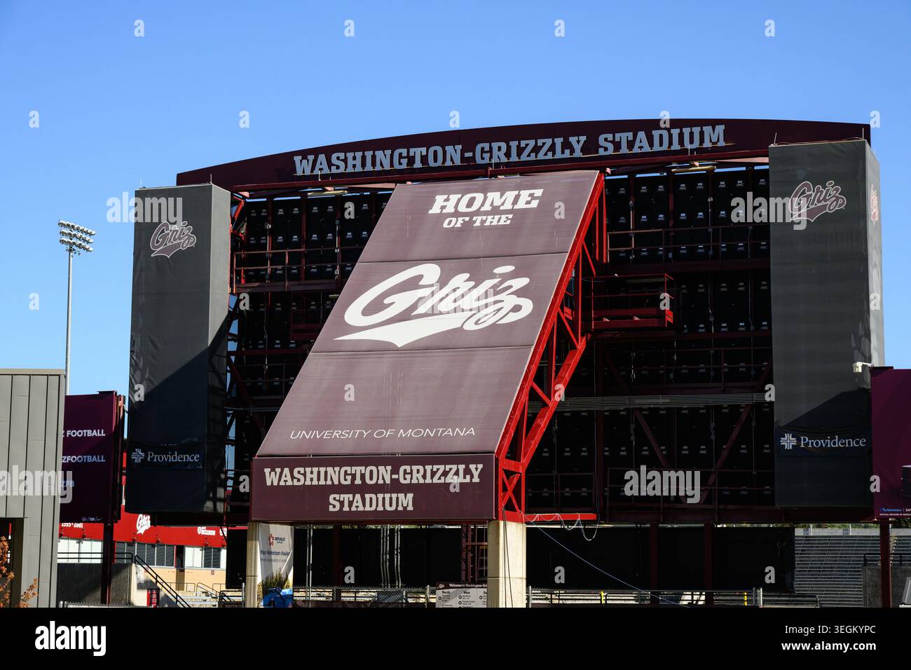 Missoula, MT, USA - 3. Mai 2026; Washington Grizzly Stadium mit Schildern, Heimstadion der Montana Grizzlies an der University of Montana Stockfoto