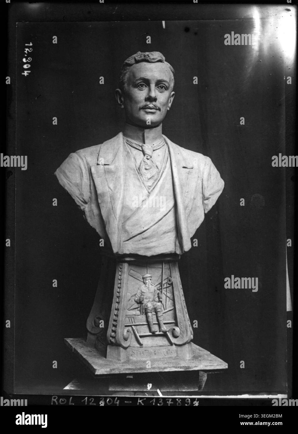 Die Büste von Charles Stewart Rolls erinnert 1910 in Frankreich an ihn. Das Pressefoto zeichnet die edwardianische Gedenkskulptur auf. Archivbild. Stockfoto