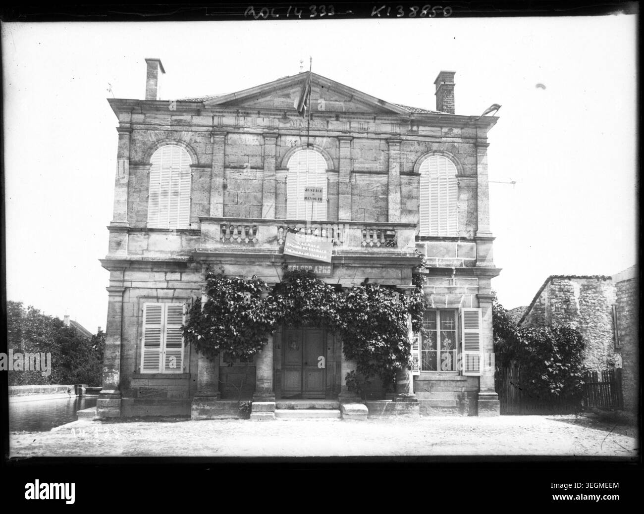 1911 in Baroville treten im Rathaus während des Aufstands der Weinbauern der Champagne Unruhen auf, die auf einem Pressefoto festgehalten wurden, das die zivilen Unruhen in Nordfrankreich während des frühen 20. Jahrhunderts dokumentiert. Stockfoto