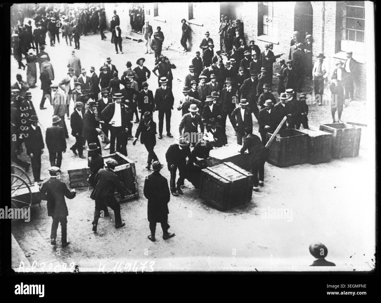 Aufstände und Barrikaden erscheinen in Johannesburg, Südafrika, auf einem Pressefoto, das die Unruhen und öffentlichen Unruhen während des frühen 20. Jahrhunderts dokumentiert. Stockfoto