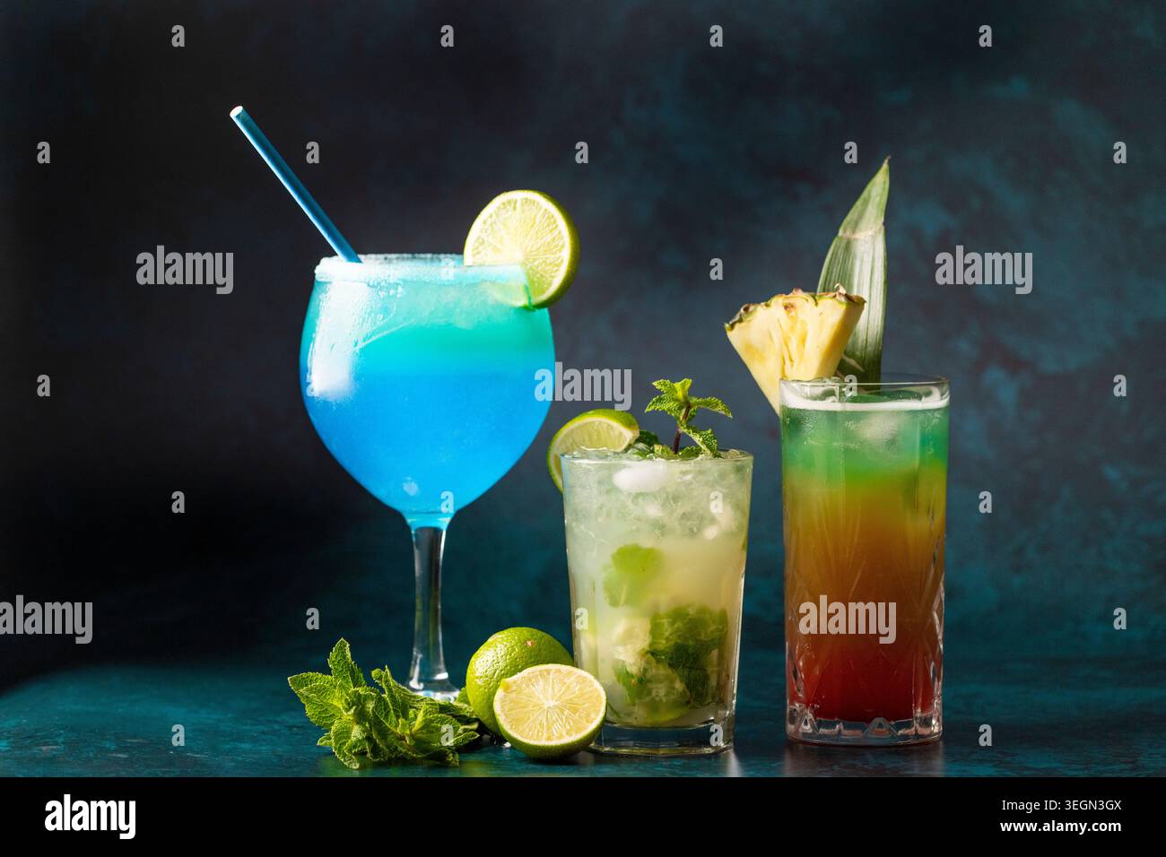Erfrischende Cocktails erhellen die Tropical Party Night mit lebhaften Farben und Aromen Stockfoto
