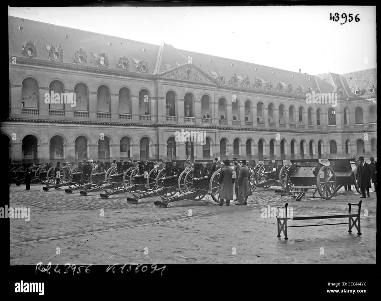 Deutsche Kanonen, die vom Feind gefangen genommen wurden, werden 1915 im Innenhof des Hôtel des Invalides in Paris ausgestellt und zeigen militärische Trophäen und Artillerie aus dem Ersten Weltkrieg. Drücken Sie Foto. Stockfoto