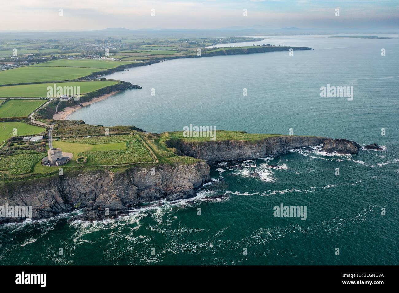 Abendlicher Flug über Baginbun Beach, County Wexford, Republik Irland Stockfoto