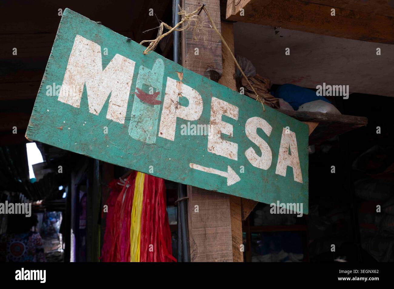 Mobiles Bankschild auf einem Outdoor-Marktplatz in Nairobi, Kenia. Stockfoto