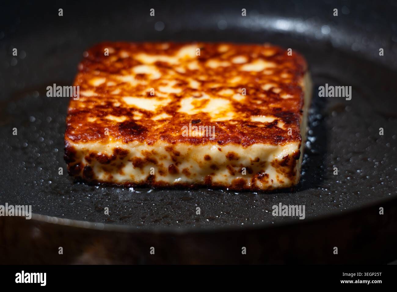 Ein dicker Block halloumi-Käse-Pfanne-Pommes zu einem perfekten goldbraunen Stockfoto