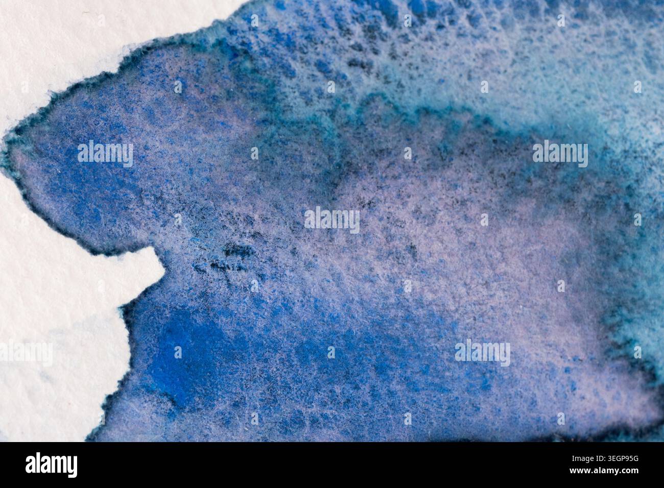 Dieses Bildmaterial zeigt Aquarellabstrakte in Blau- und Violetttönen. Das Stück hebt verschiedene Texturen und Muster hervor, die auf Papier erstellt wurden Stockfoto