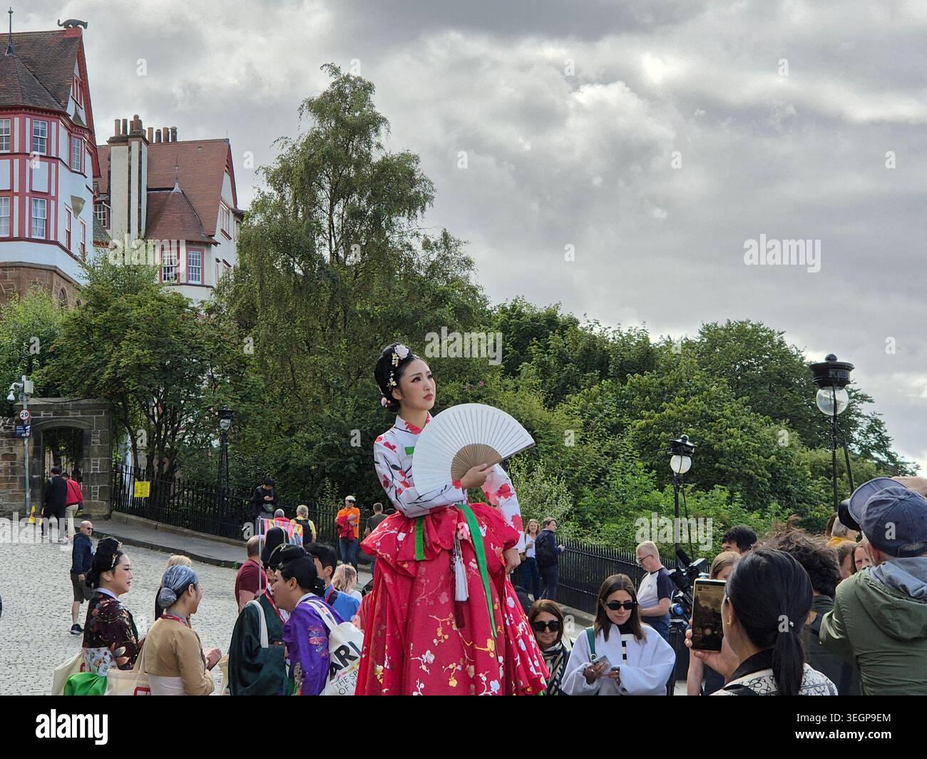 Edinburgh während des Edinburgh Fringe Festivals in Schottland. Leute laufen entlang alter historischer Gebäude am Mound Place Stockfoto