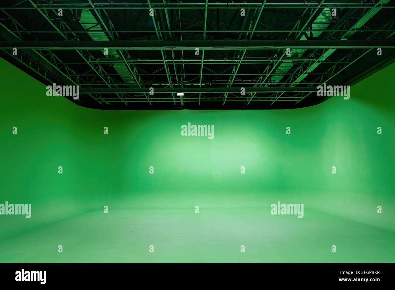 Leeres modernes, professionelles Videoproduktions-Chroma-Key-Studio mit grünem Bildschirm. Stockfoto