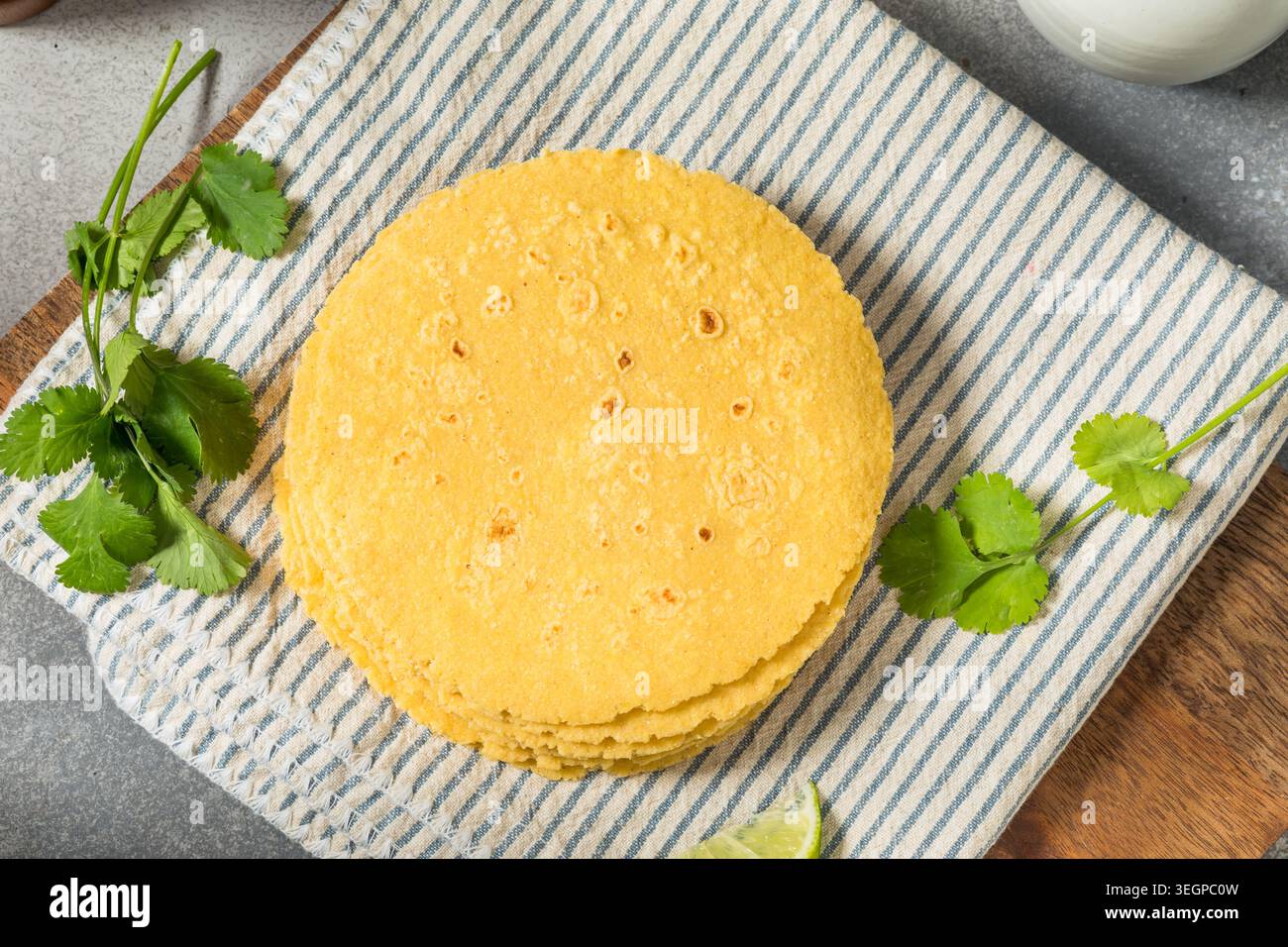 Hausgemachte mexikanische gelbe Mais-Tortillas für Tacos Stockfoto