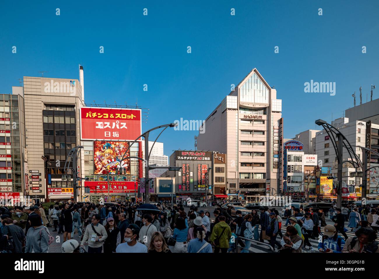 Hektische abendliche Menschenmenge im Marktviertel Ameyoko in Tokio, Japan. Stockfoto
