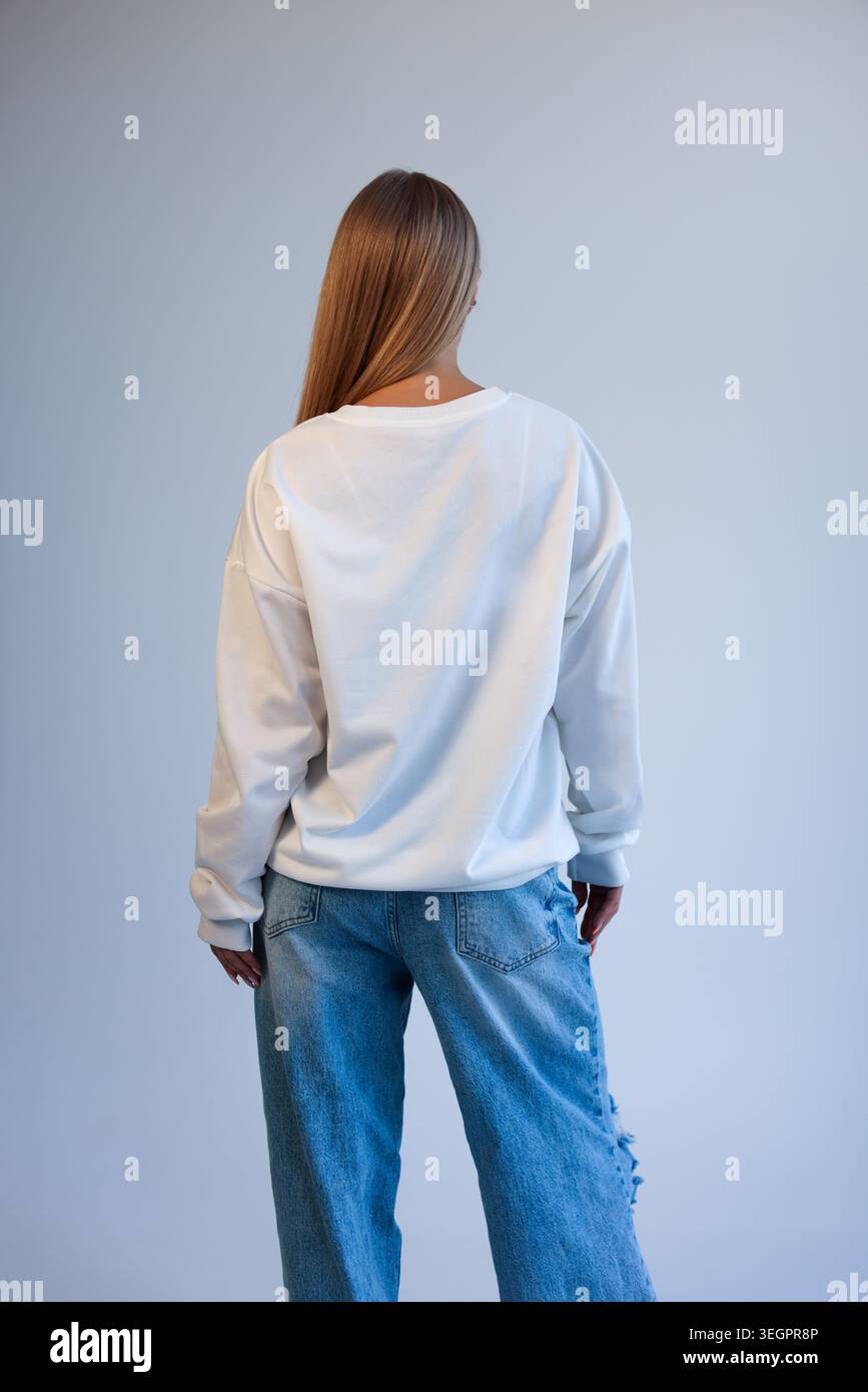 Frau in lässiger Stadtkleidung. Weibliche Figur von hinten in einem bequemen, von der Stadt inspirierten Outfit Stockfoto
