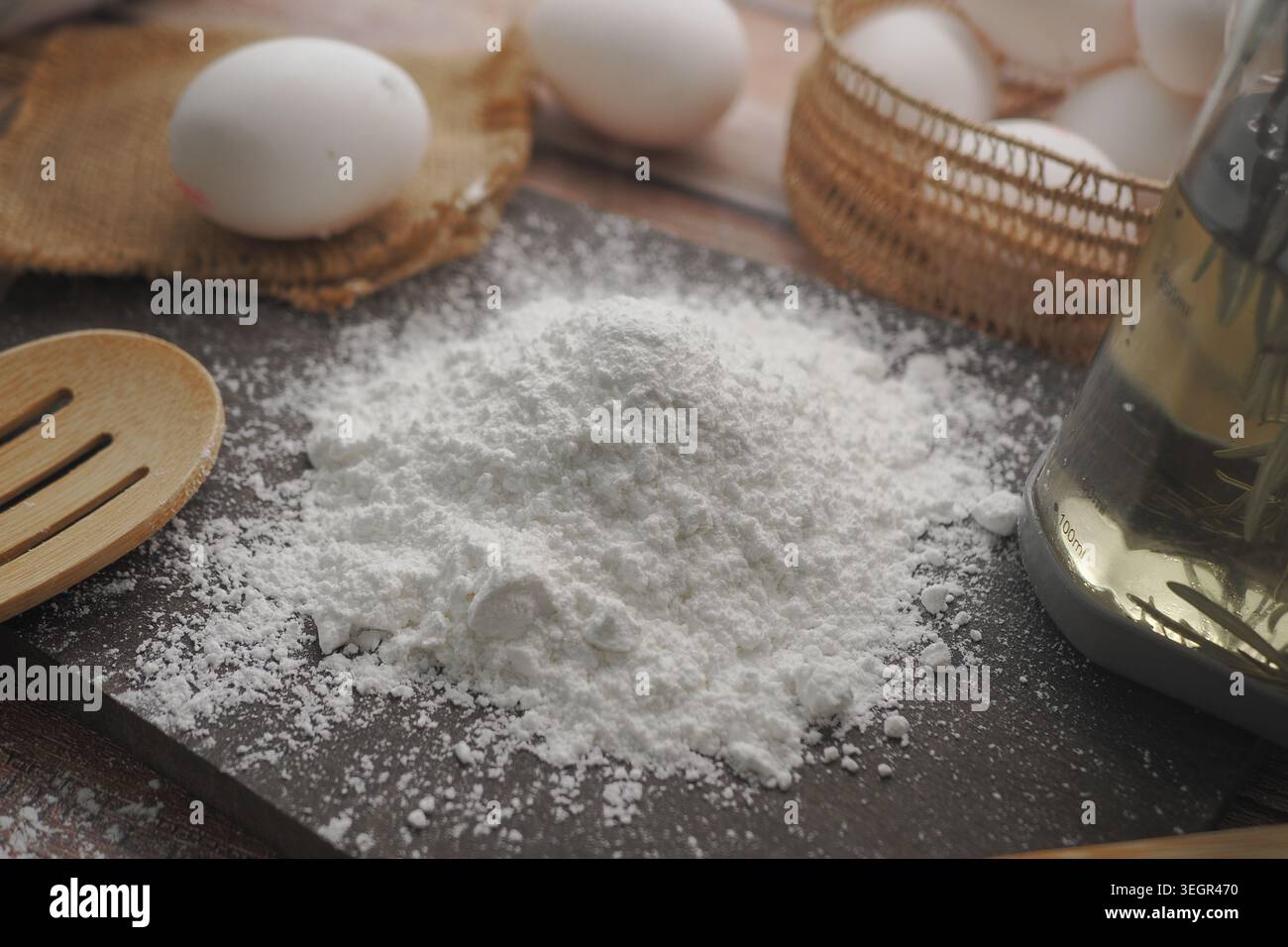 Mehl und Eier auf einem Küchentisch zum Backen Stockfoto